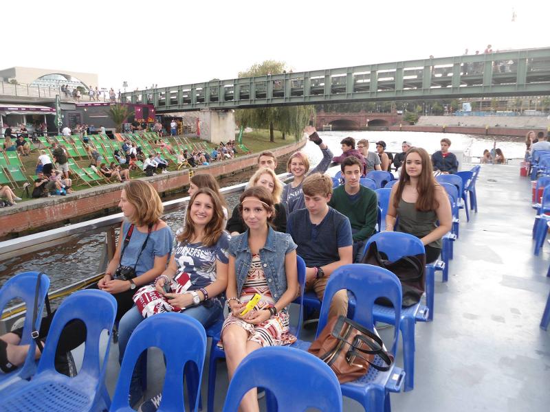Participantes a bordo de um barco no Spree, desfrutando de um passeio turístico enquanto fazem o seu curso de inglês na alemanha.