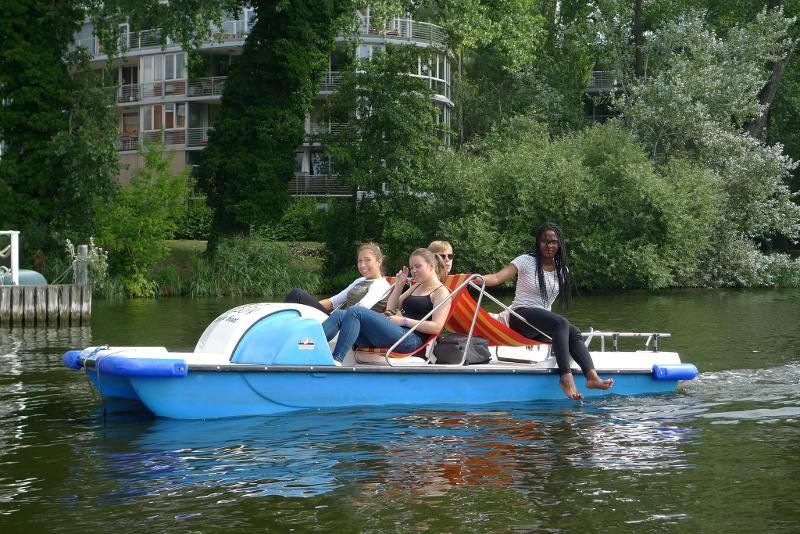 Participantes no barco no lago, aproveitando a tranquilidade e a natureza durante o seu curso de inglês na alemanha.