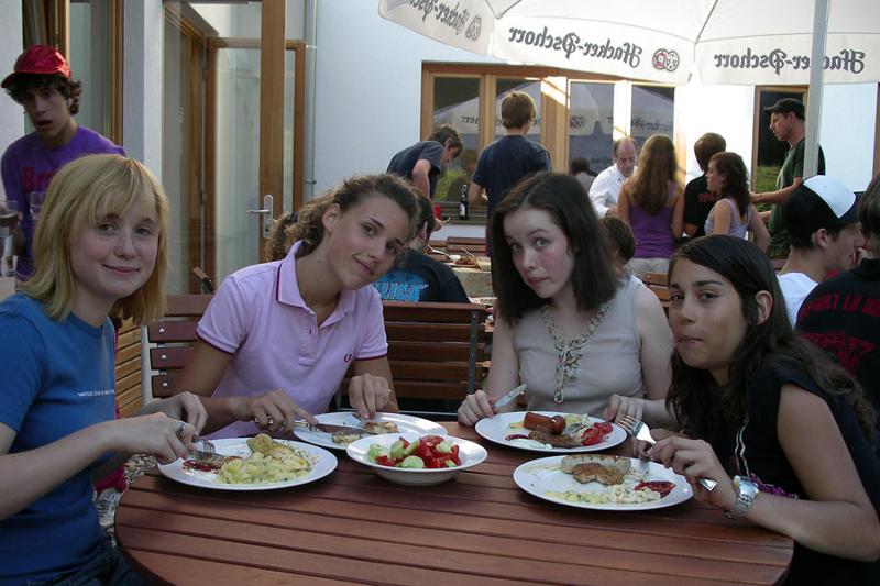 Participantes a almoçar juntos, desfrutando de uma pausa enquanto fazem o seu curso de inglês na alemanha.