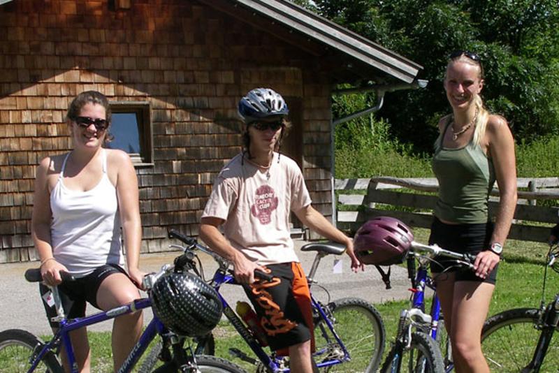 Três participantes a preparar-se para andar de bicicleta, prontos para explorar durante o seu curso de inglês na alemanha.