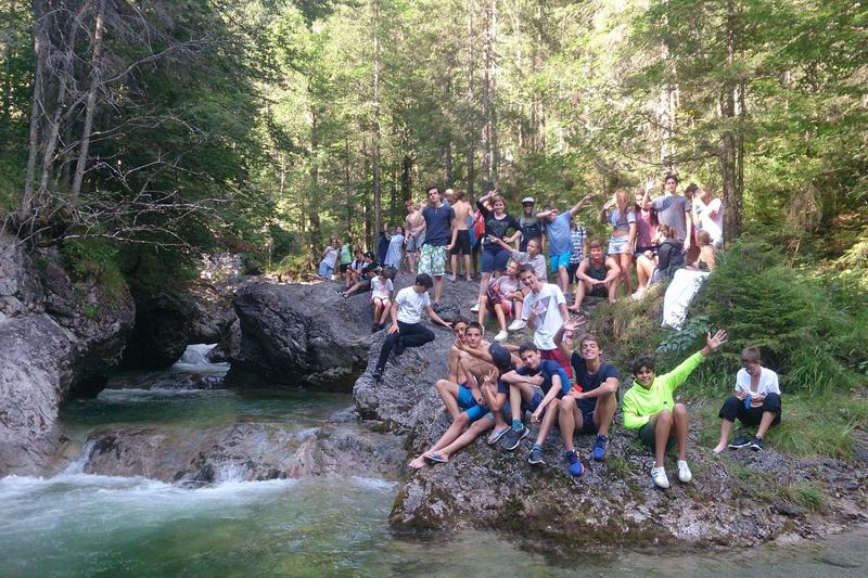 Grupo de participantes a explorar o rio e a floresta em Munique, aproveitando a natureza durante o seu curso de inglês na alemanha.