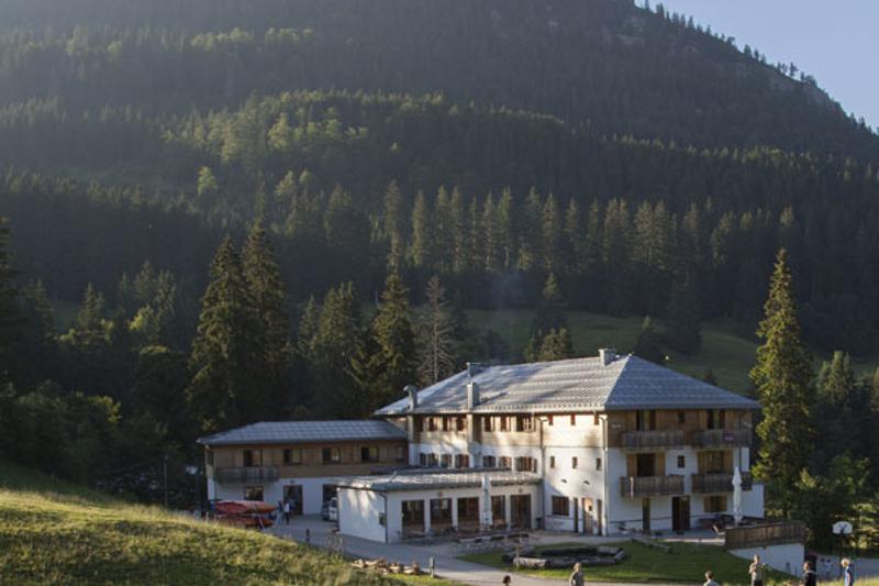 Escola localizada no meio das montanhas, rodeada pela natureza, proporcionando um ambiente único para o teu curso de inglês na alemanha.