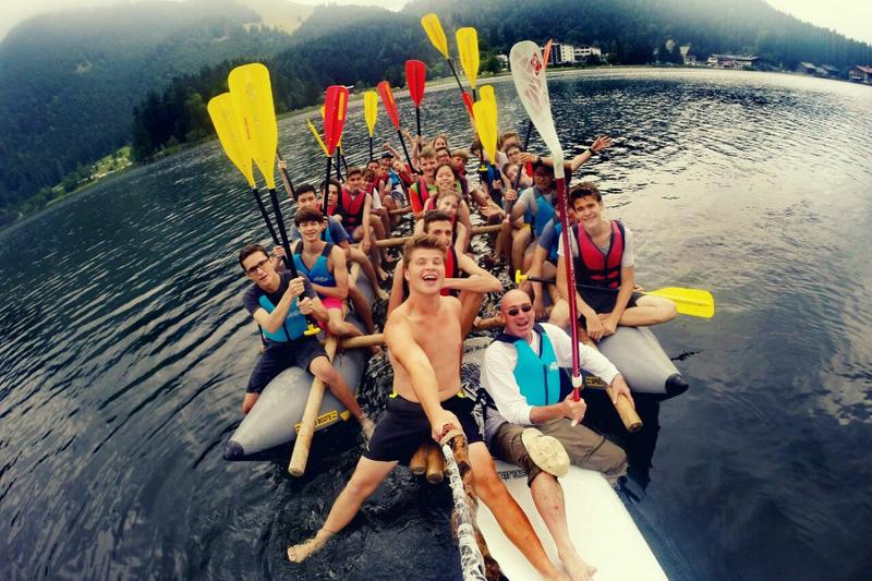 Grupo de participantes a praticar paddle, aproveitando a atividade ao ar livre durante o seu curso de inglês na alemanha.