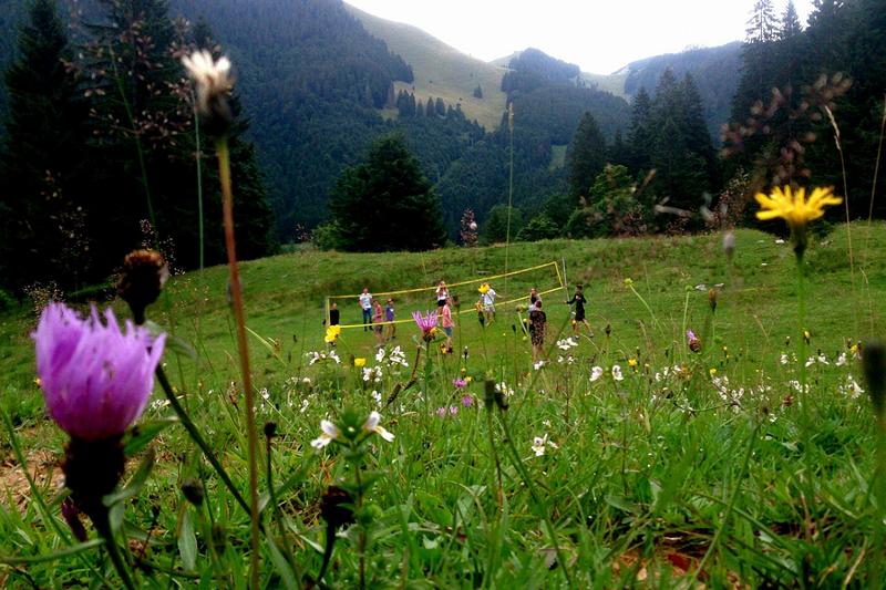 Vista deslumbrante no meio das montanhas, rodeada pela natureza, durante o teu curso de inglês na alemanha.