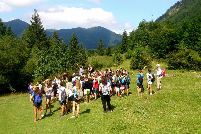 Grupo de participantes nas montanhas, a explorar e a aproveitar a natureza durante o seu curso de inglês na alemanha.