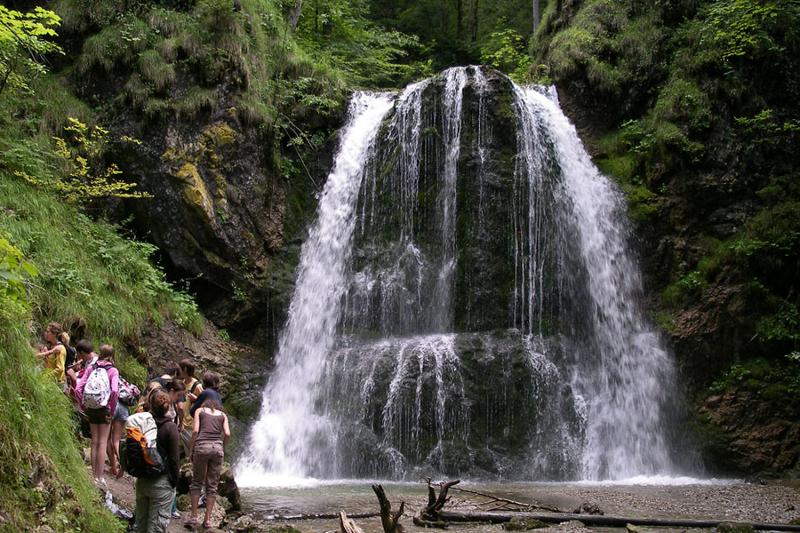 Montanha com uma cascata, criando uma paisagem deslumbrante durante o teu curso de inglês na alemanha.