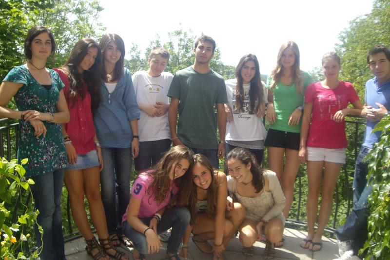 Foto de grupo de participantes, a sorrir e a aproveitar o momento durante o seu curso de inglês na alemanha.