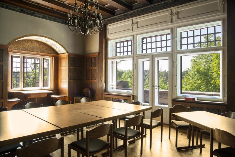 Interior de uma sala de aula, com mesas organizadas e um ambiente focado para o teu curso de inglês na alemanha.