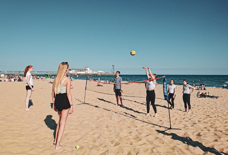 participantes na atividade de voleibol de praia no curso de linguas em inglaterra