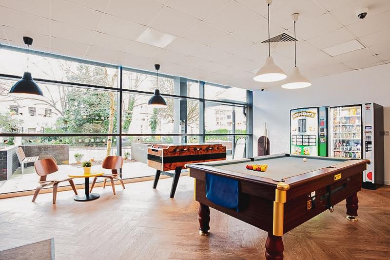 sala de jogos com mesa de bilhar e matraquilhos na escola do curso de linguas em inglaterra