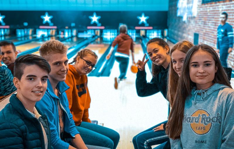 participantes a jogar bowling no curso de linguas em inglaterra