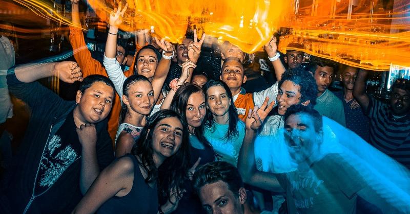participantes numa festa no curso de linguas em inglaterra