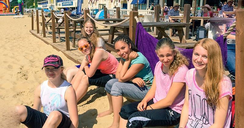participantes na praia no curso de línguas juvigo em inglaterra