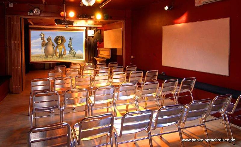 sala de cinema da escola do curso de linguas juvigo em inglaterra