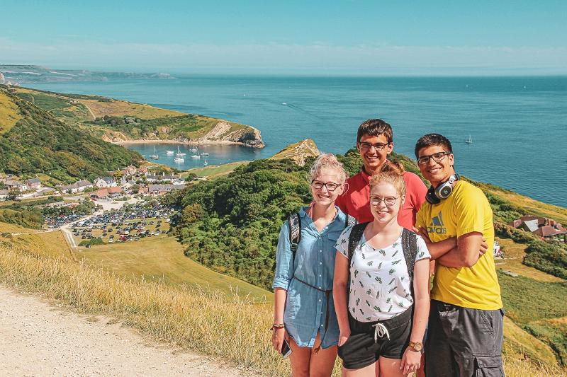 participantes a tirar foto com vista para o mar no curso de inglês em inglaterra