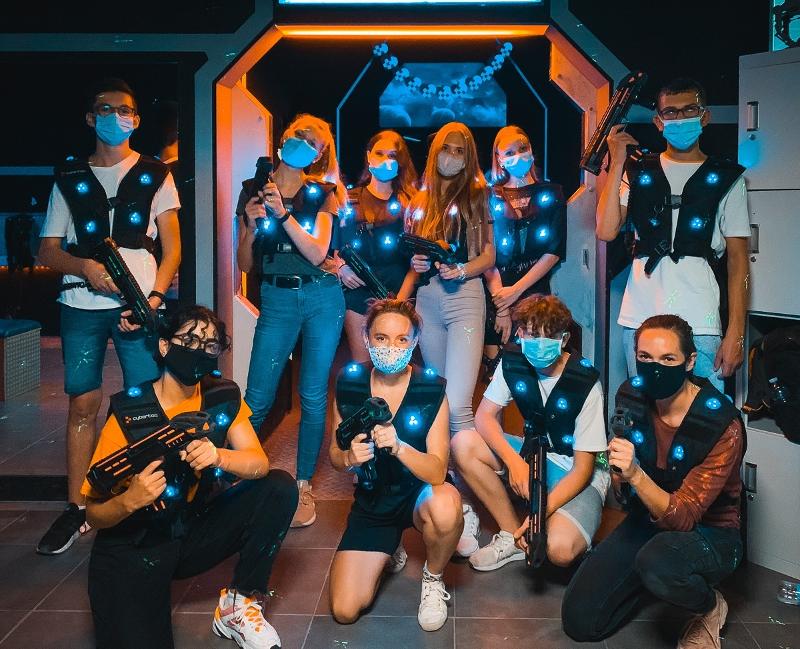 participantes na atividade de lasertag no curso de linguas em inglaterra