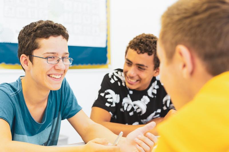 3 jovens a conversar no curso de inglês em Inglaterra