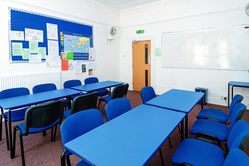 sala de aula do curso de linguas juvigo em inglaterra