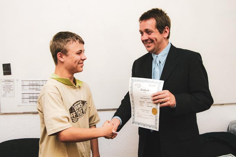 participante a receber diploma no curso de ingles em inglaterra