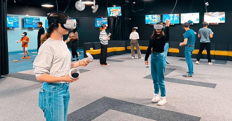 participantes a participar na atividade de realidade virtual no curso de linguas em inglaterra