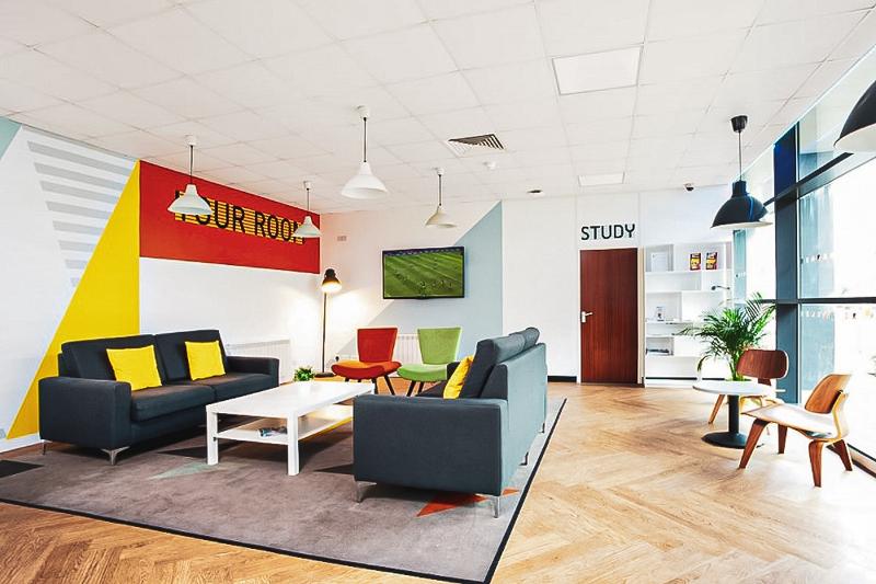 Sala de convívio da residência universitária do curso de inglês em Inglaterra