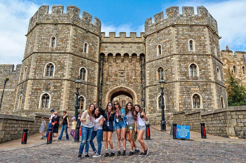 participantes a tirar foto numa excursão do curso de linguas em inglaterra