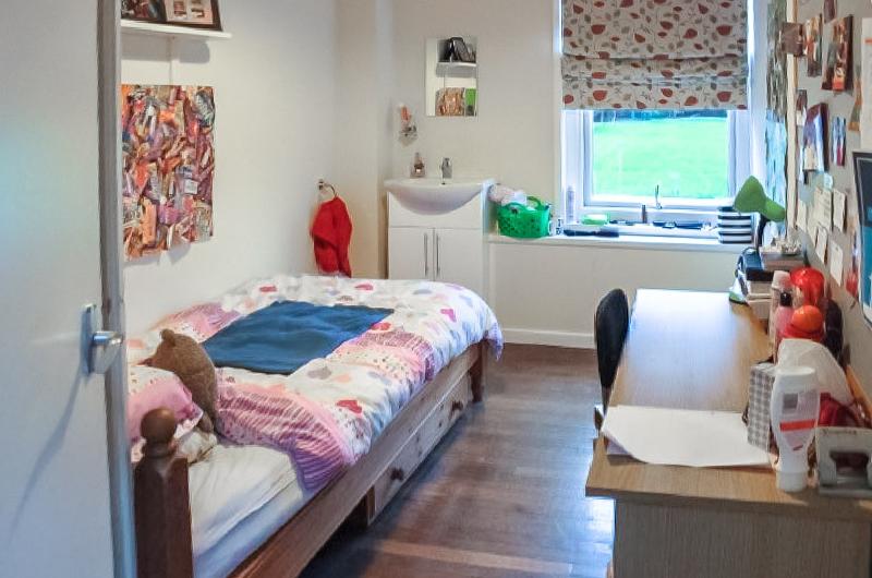 quarto individual muito colorido no alojamento do curso ingles verao inglaterra