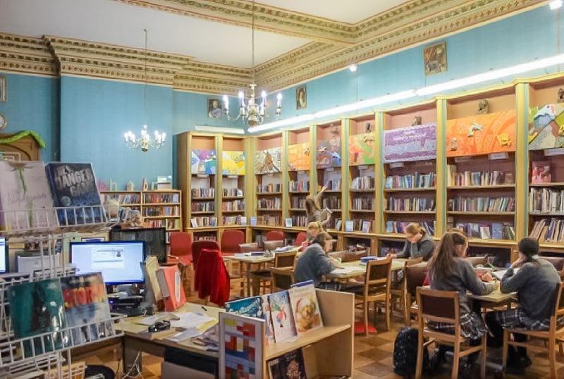 biblioteca da escola com alunos a estudar no curso de inglês verão inglaterra