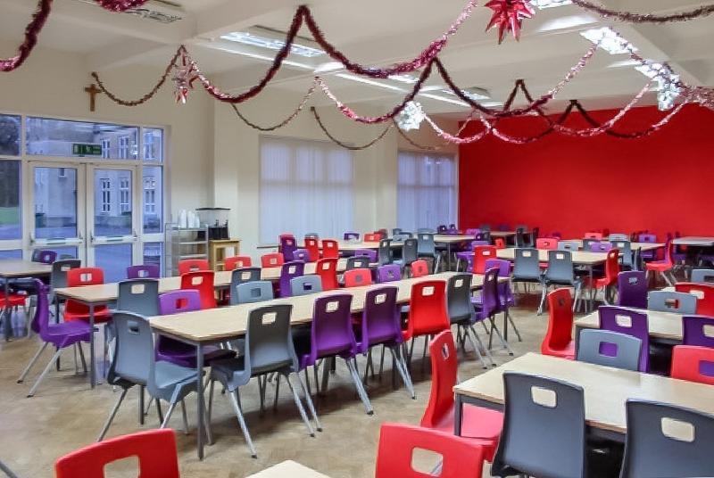 sala de refeições com cadeiras coloridas da escola do curso de inglês em inglaterra