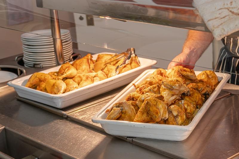 frango no forno para o almoço na escola do curso de ingles em inglaterra