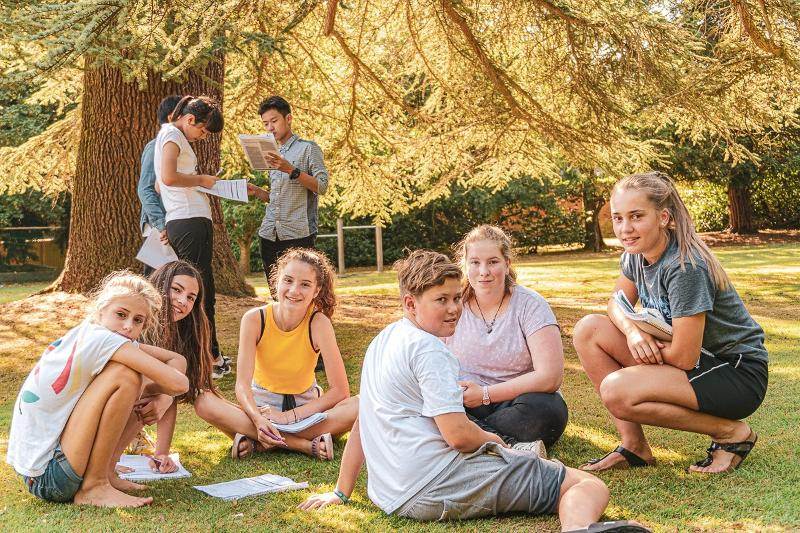 participantes a conviver no jardim da escola do curso de ingles em inglaterra