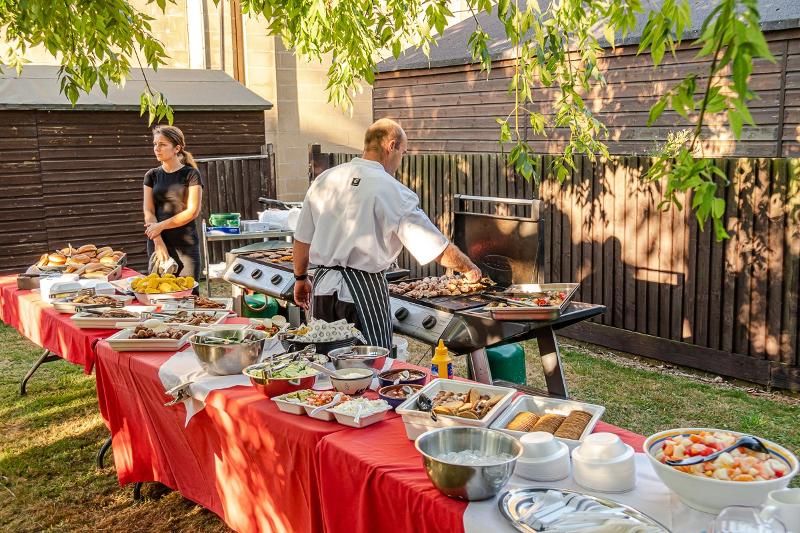churrasco ao ar livre no jardim da escola do curso de linguas em inglaterra