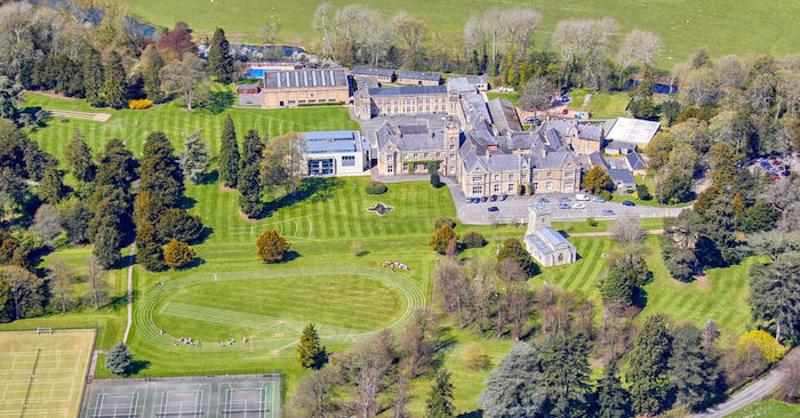 vista de um drone da área da escola do curso de inglês em inglaterra