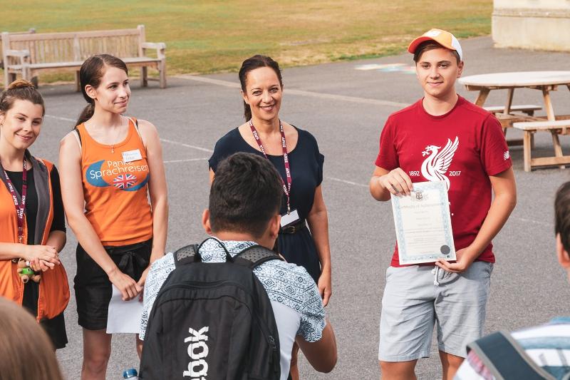 participantes a receber o certificado do final do curso de línguas juvigo em Inglaterra