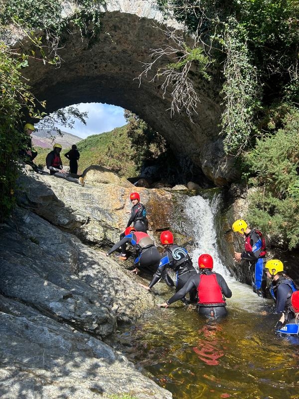 Grupo de jovens a fazer uma atividade radical no rio, aproveitando ao máximo a sua aventura enquanto fazem o curso de ingles na irlanda.