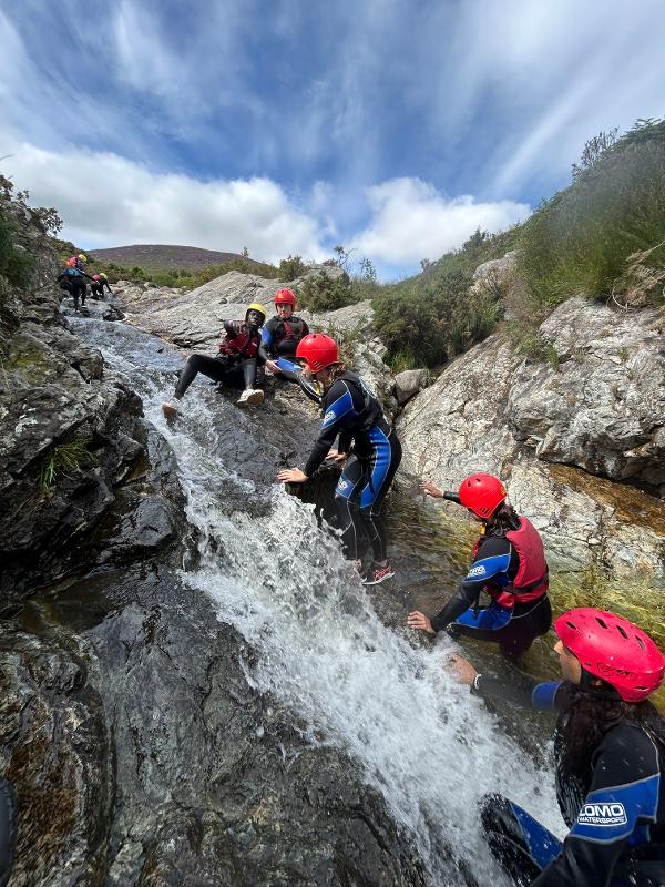 Jovens a participar numa atividade no rio, aproveitando a natureza enquanto fazem o seu curso de ingles na irlanda.