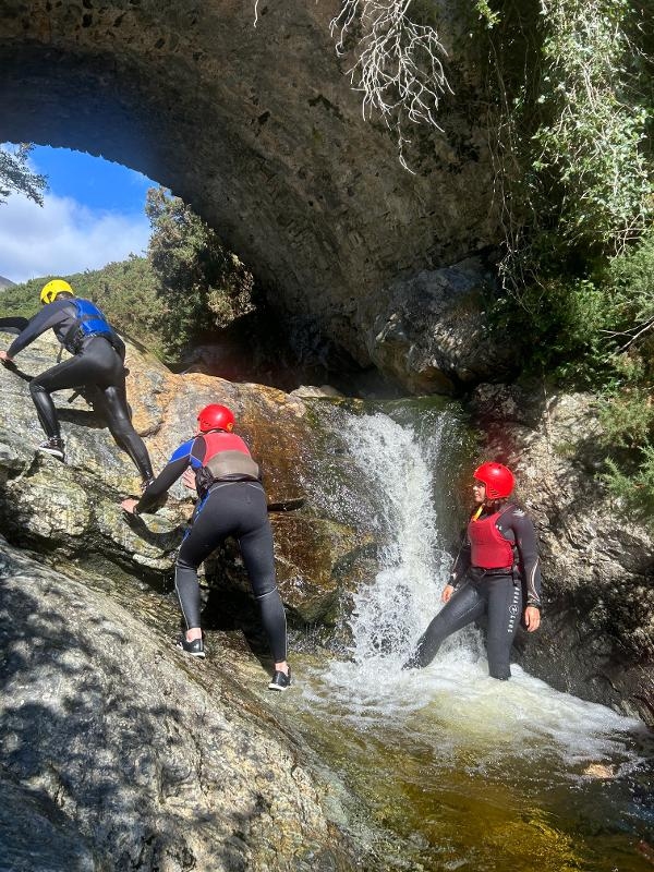 Jovens a preparar-se para uma aventura de canoagem, vivendo a experiência enquanto fazem o seu curso de ingles na irlanda.