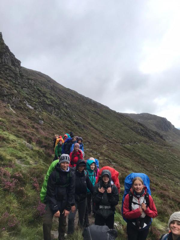 Participantes a andar nas montanhas, explorando a natureza enquanto fazem o seu curso de ingles na irlanda.
