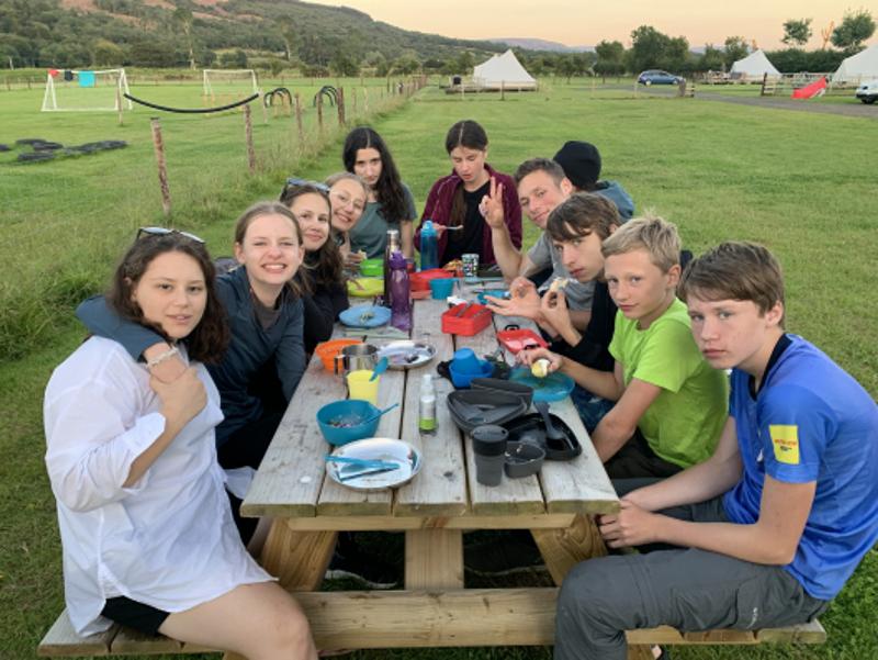 Jovens a almoçar juntos à mesa, partilhando uma refeição enquanto fazem o seu curso de ingles na irlanda.