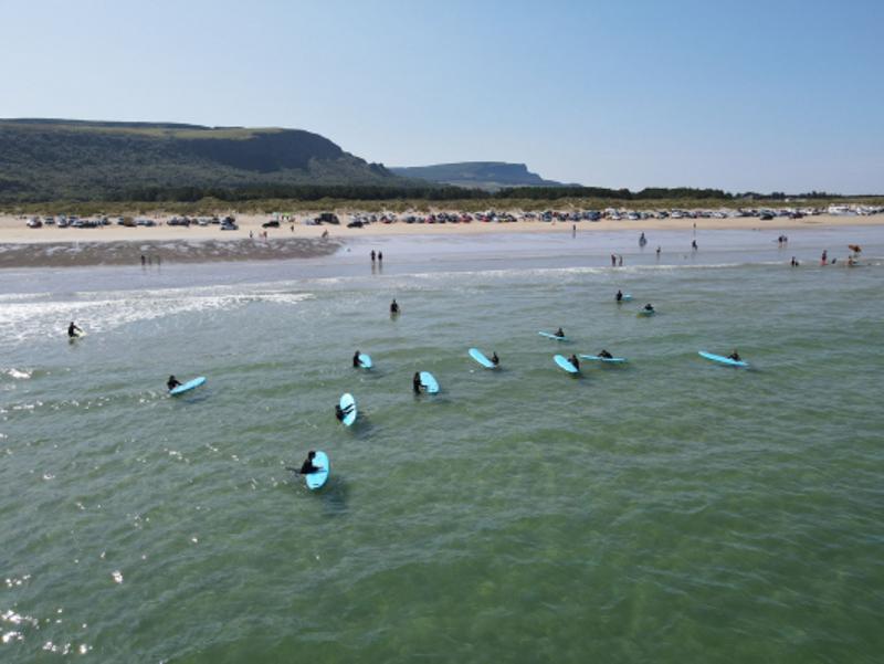 Vista da praia com o mar, transmitindo a tranquilidade do ambiente enquanto fazes o teu curso de ingles na irlanda.