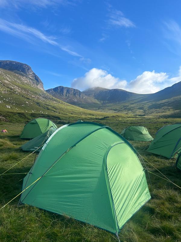 Tendas nas montanhas, oferecendo uma experiência de acampamento enquanto participas no curso de ingles na irlanda.