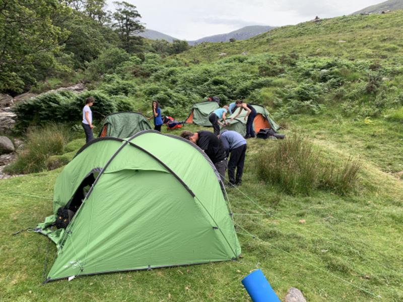 Jovens nas tendas, desfrutando do acampamento e da natureza enquanto fazem o seu curso de ingles na irlanda.