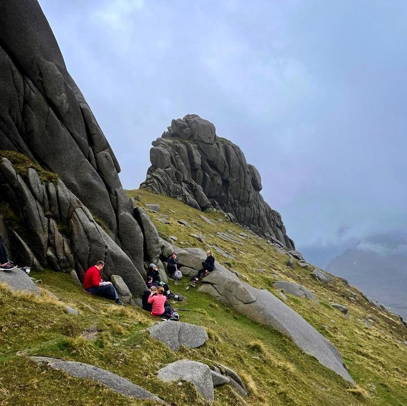 Jovens no topo da montanha, a apreciar a vista e a sensação de conquista enquanto fazem o seu curso de ingles na irlanda.
