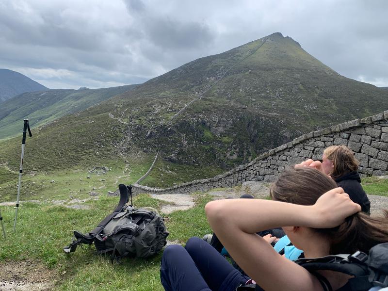 Jovens a admirar a vista da montanha, contemplando a paisagem enquanto faz o seu curso de ingles na irlanda.