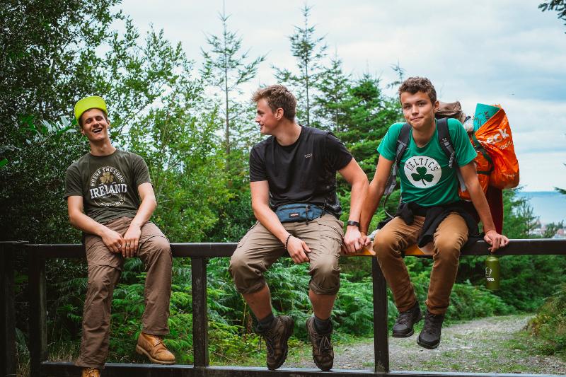 Jovens a explorar a floresta, a desfrutar da natureza enquanto fazem o seu curso de ingles na irlanda.