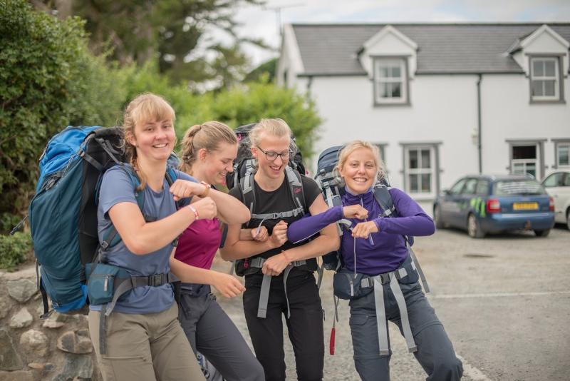 Jovens meninas a sorrir, juntas numa foto em grupo, a aproveitar o momento enquanto fazem o seu curso de ingles na irlanda.