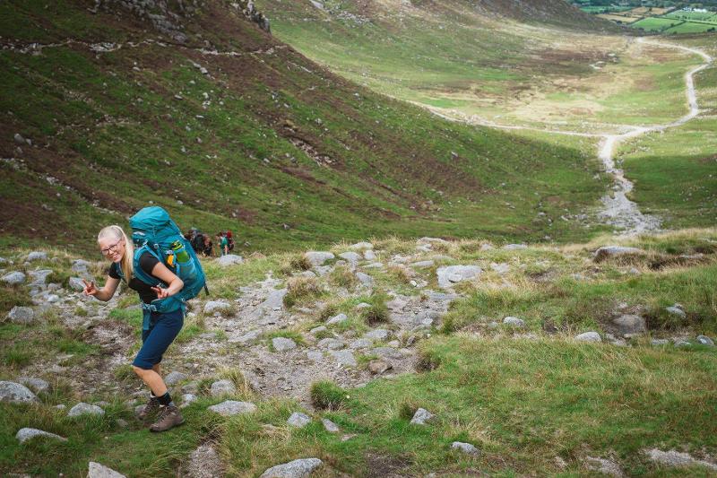 Menina a sorrir durante o hike, a aproveitar a natureza e a aventura enquanto faz o seu curso de ingles na irlanda.