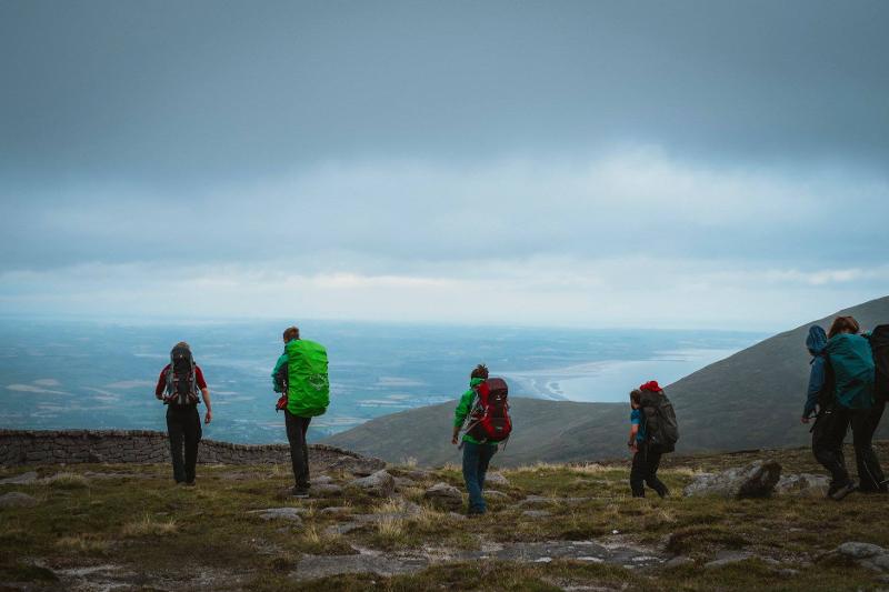 Jovens no topo da montanha, a admirar a vista panorâmica enquanto fazem o seu curso de ingles na irlanda.