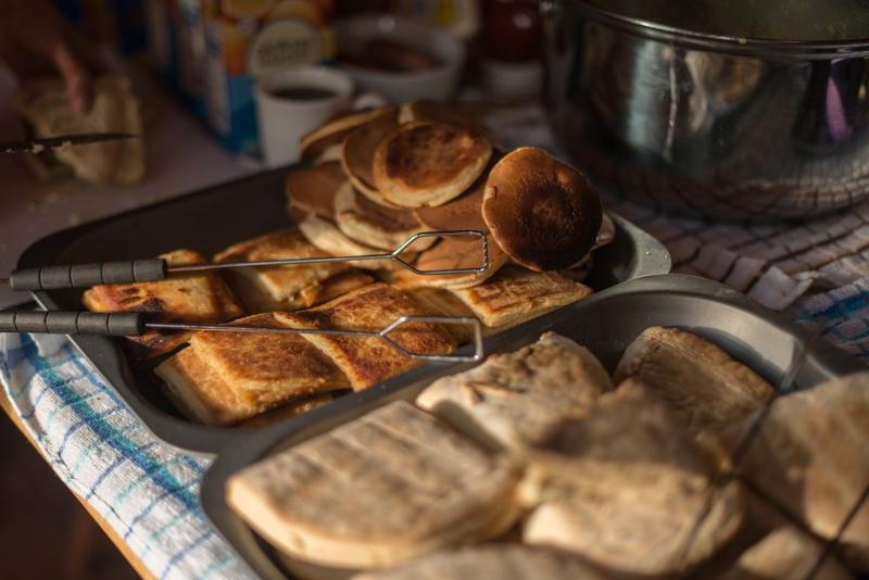 Variedade do pequeno almoço com panquecas e tostas no curso de ingles na irlanda