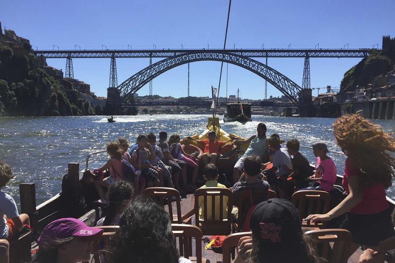  Passeio de barco no rio douro durante um curso de verão Porto